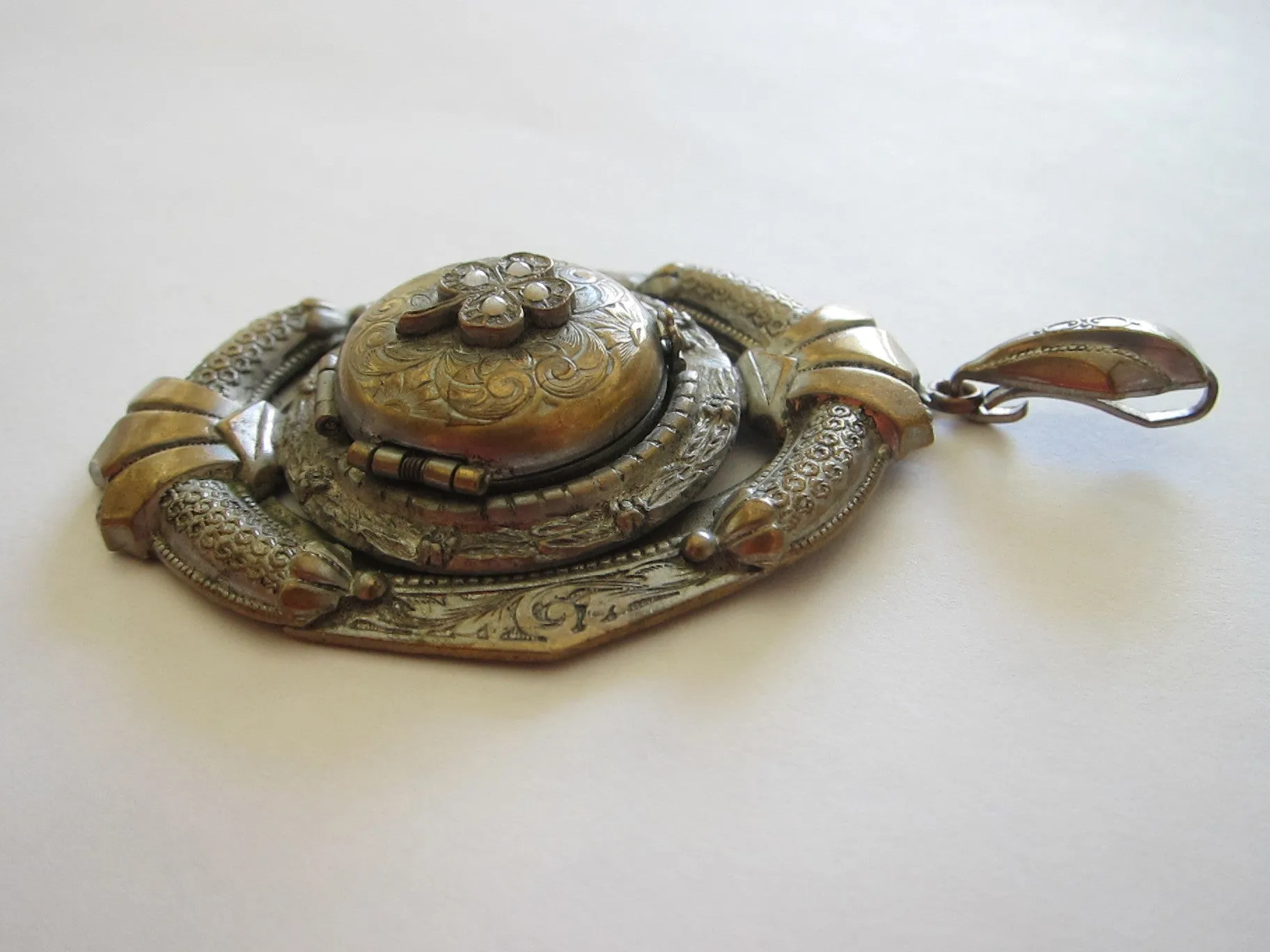 Antique Spring Loaded 4 Photo Locket