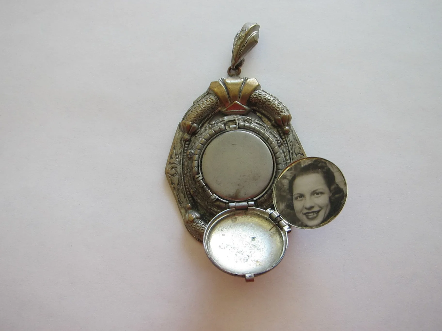 Antique Spring Loaded 4 Photo Locket